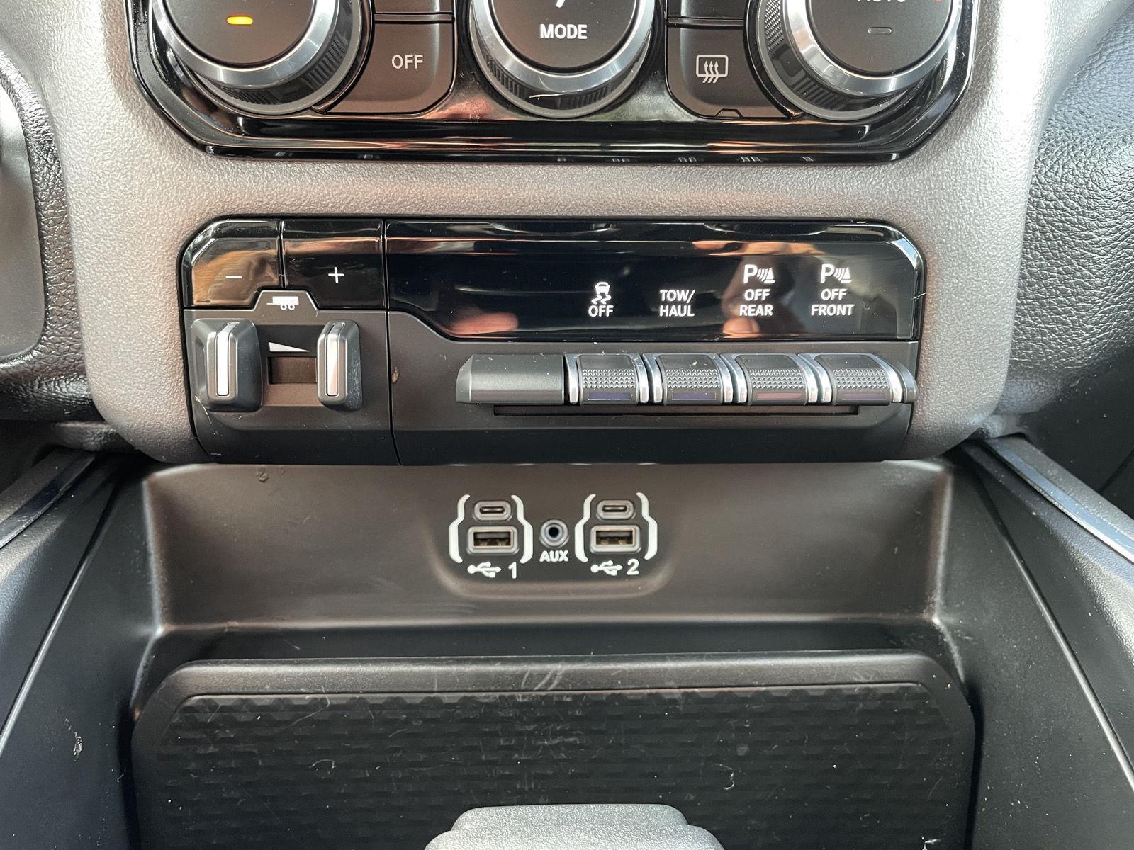 Vehicle photo 28