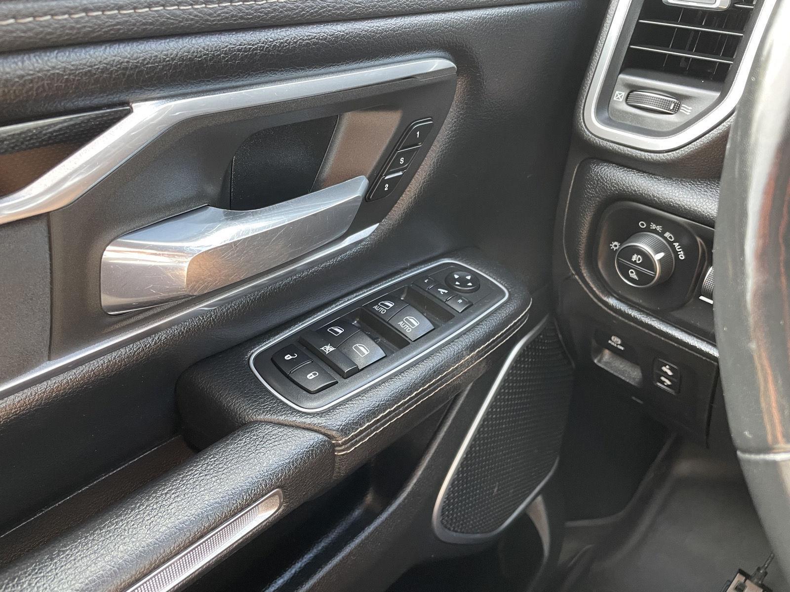 Vehicle photo 29