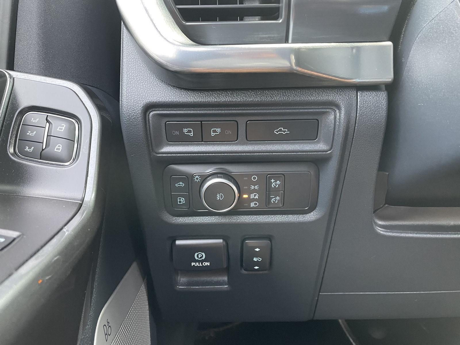 Vehicle photo 16