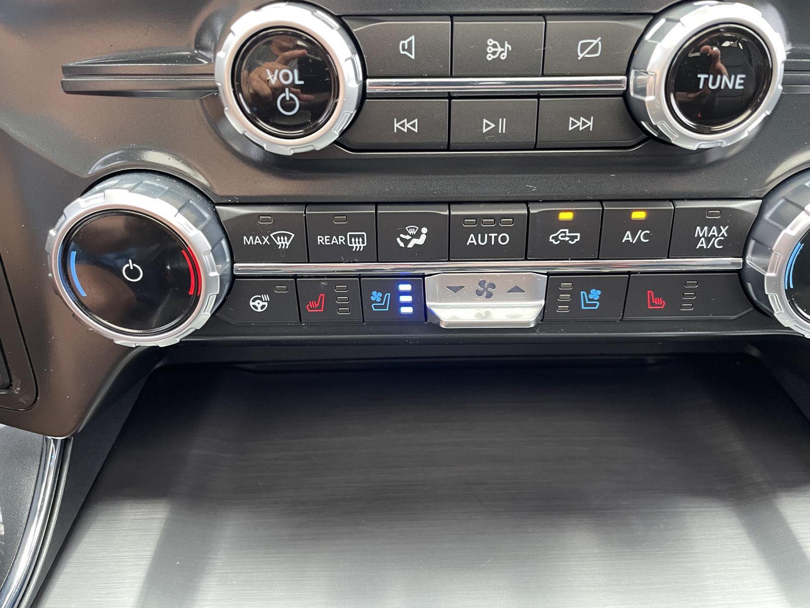 Vehicle photo 30
