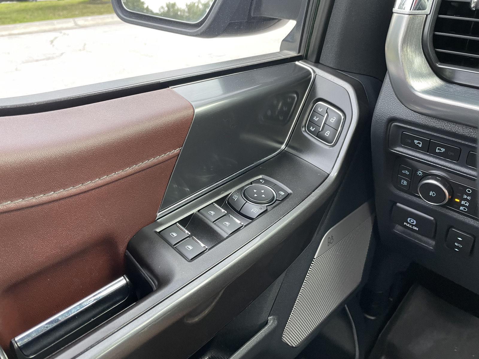 Vehicle photo 34
