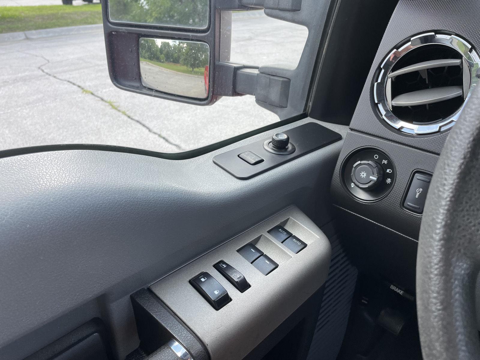 Vehicle photo 29
