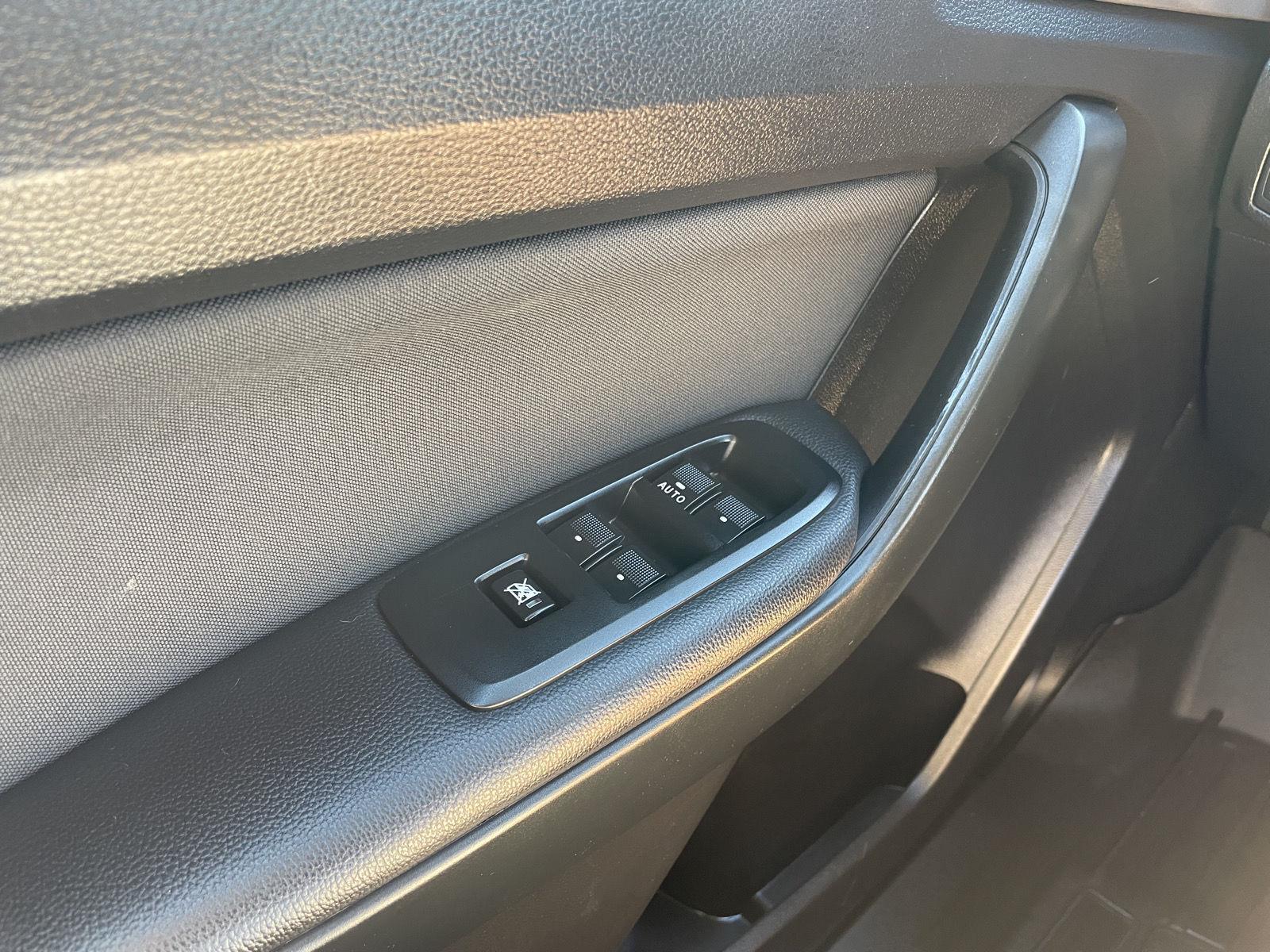 Vehicle photo 29