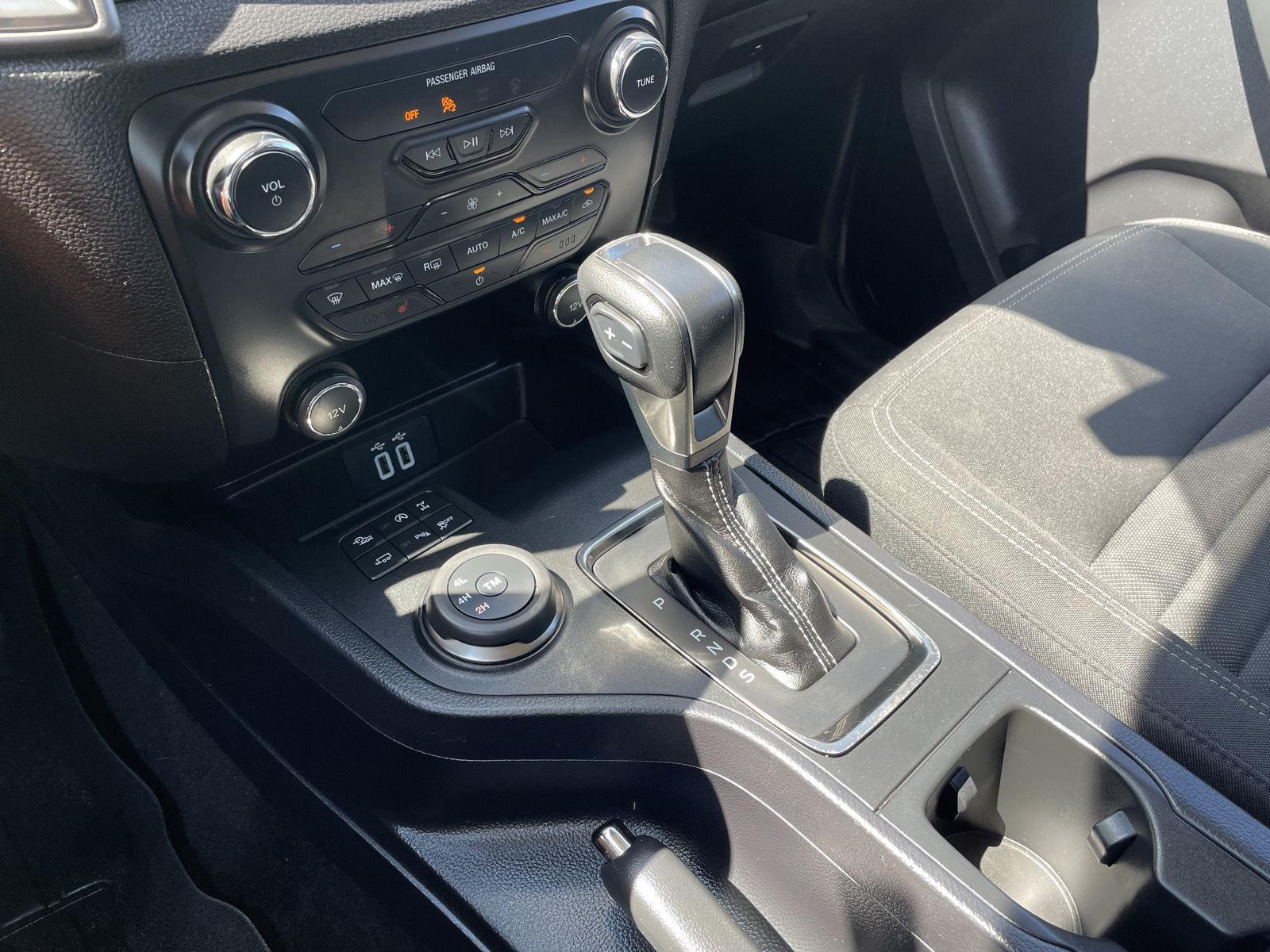 Vehicle photo 30