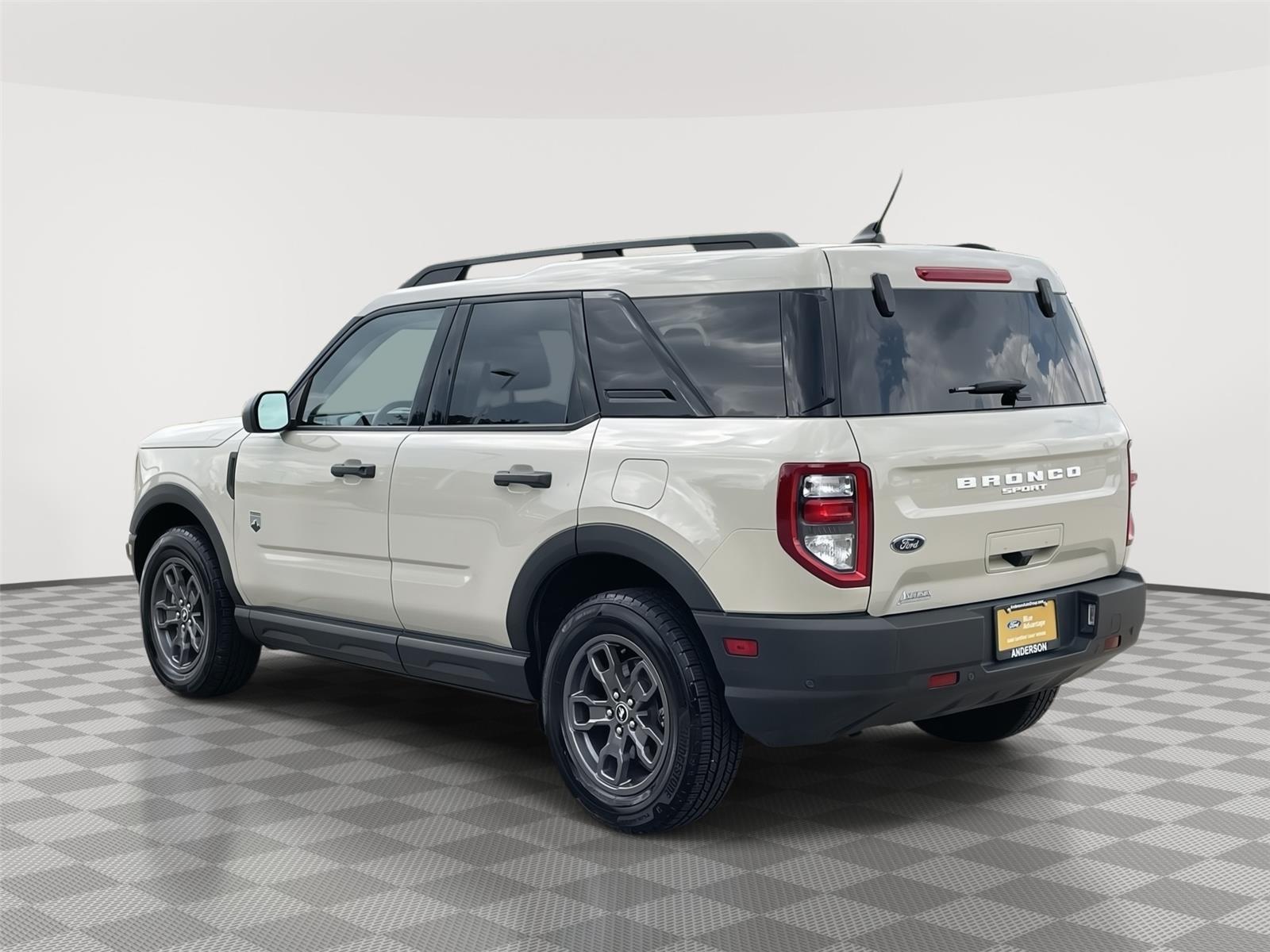 Vehicle photo 9