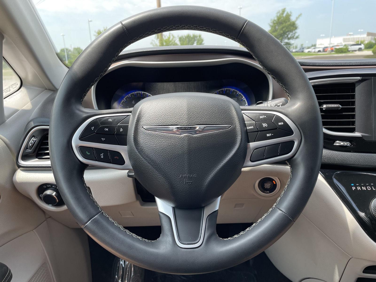 Vehicle photo 12