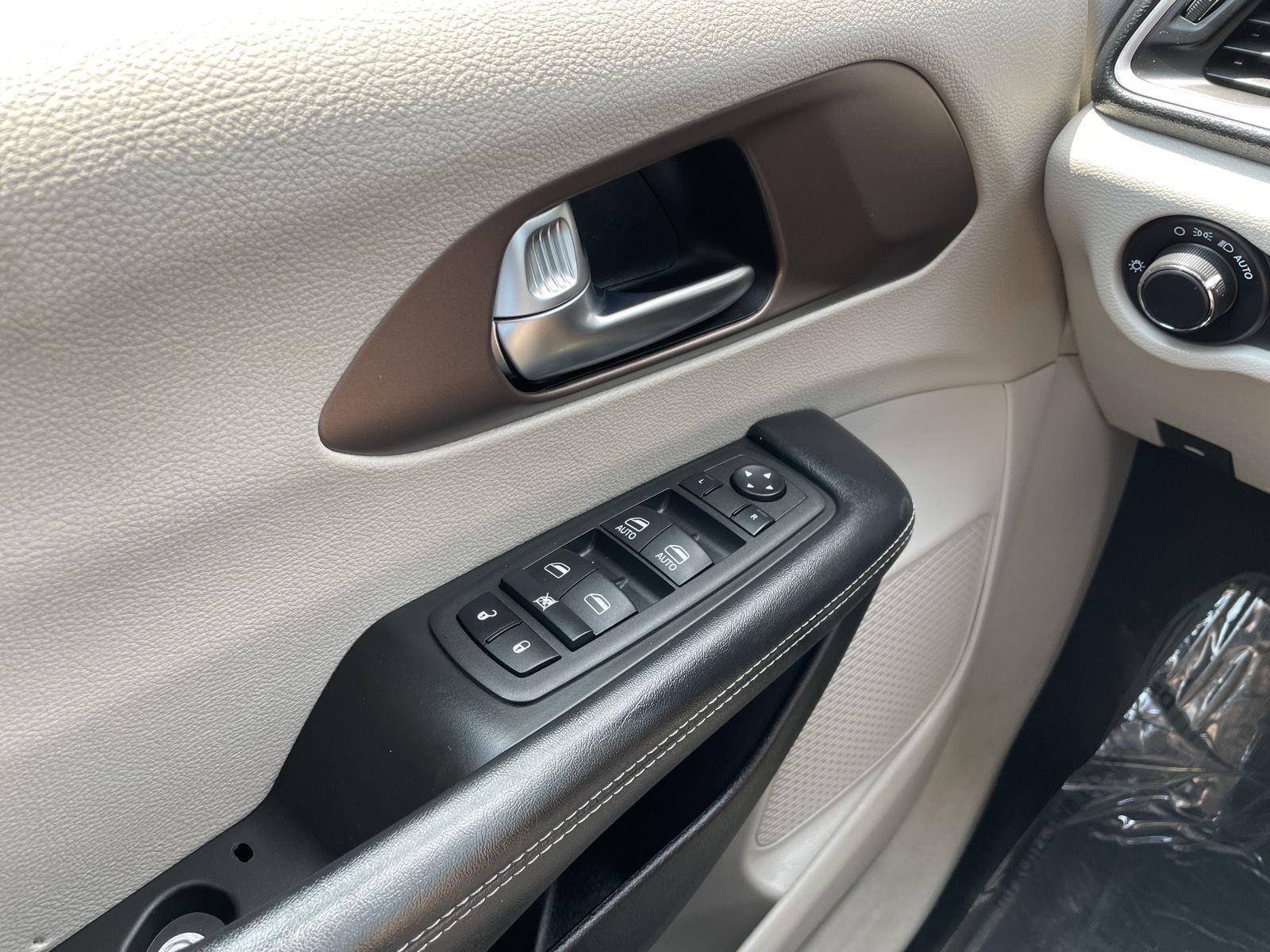 Vehicle photo 28