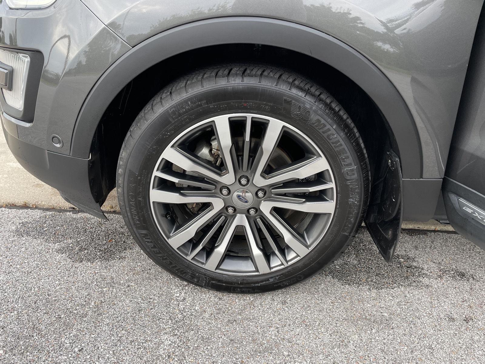 Vehicle photo 10