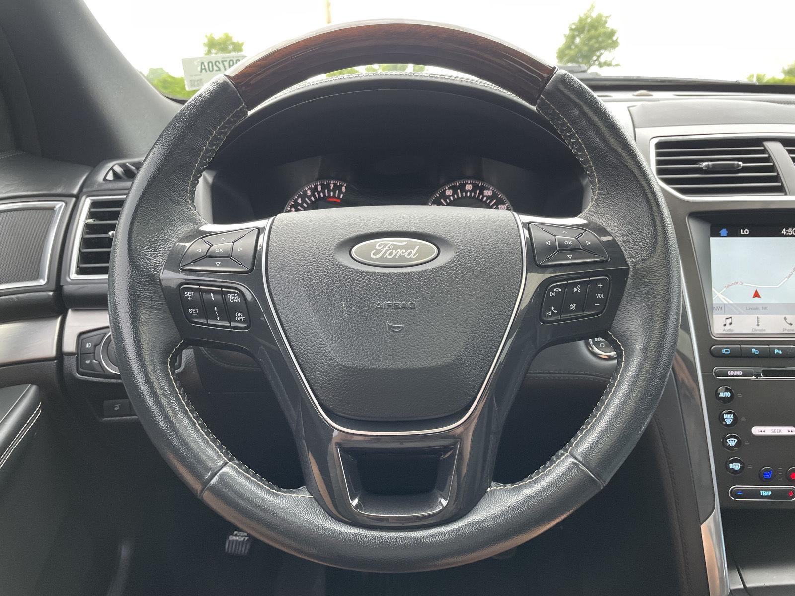 Vehicle photo 12