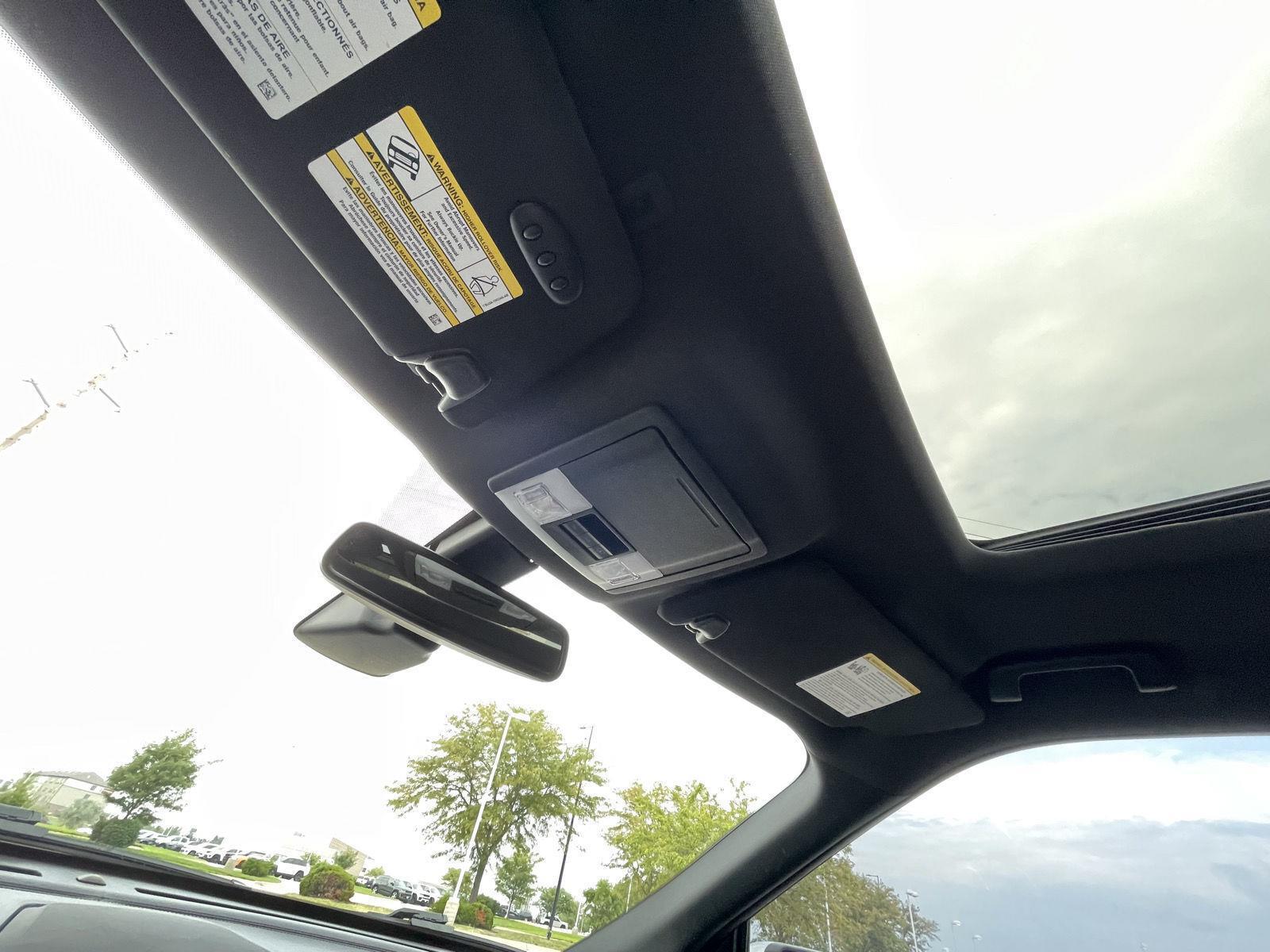 Vehicle photo 23