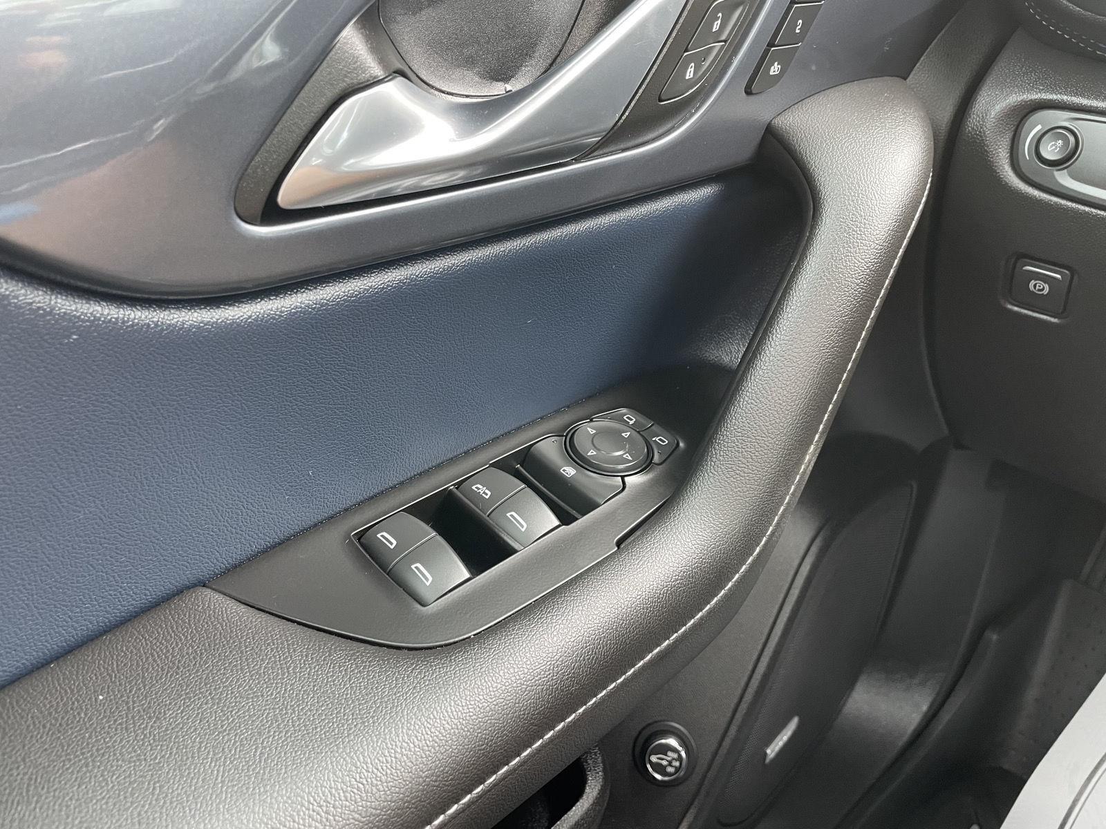 Vehicle photo 33