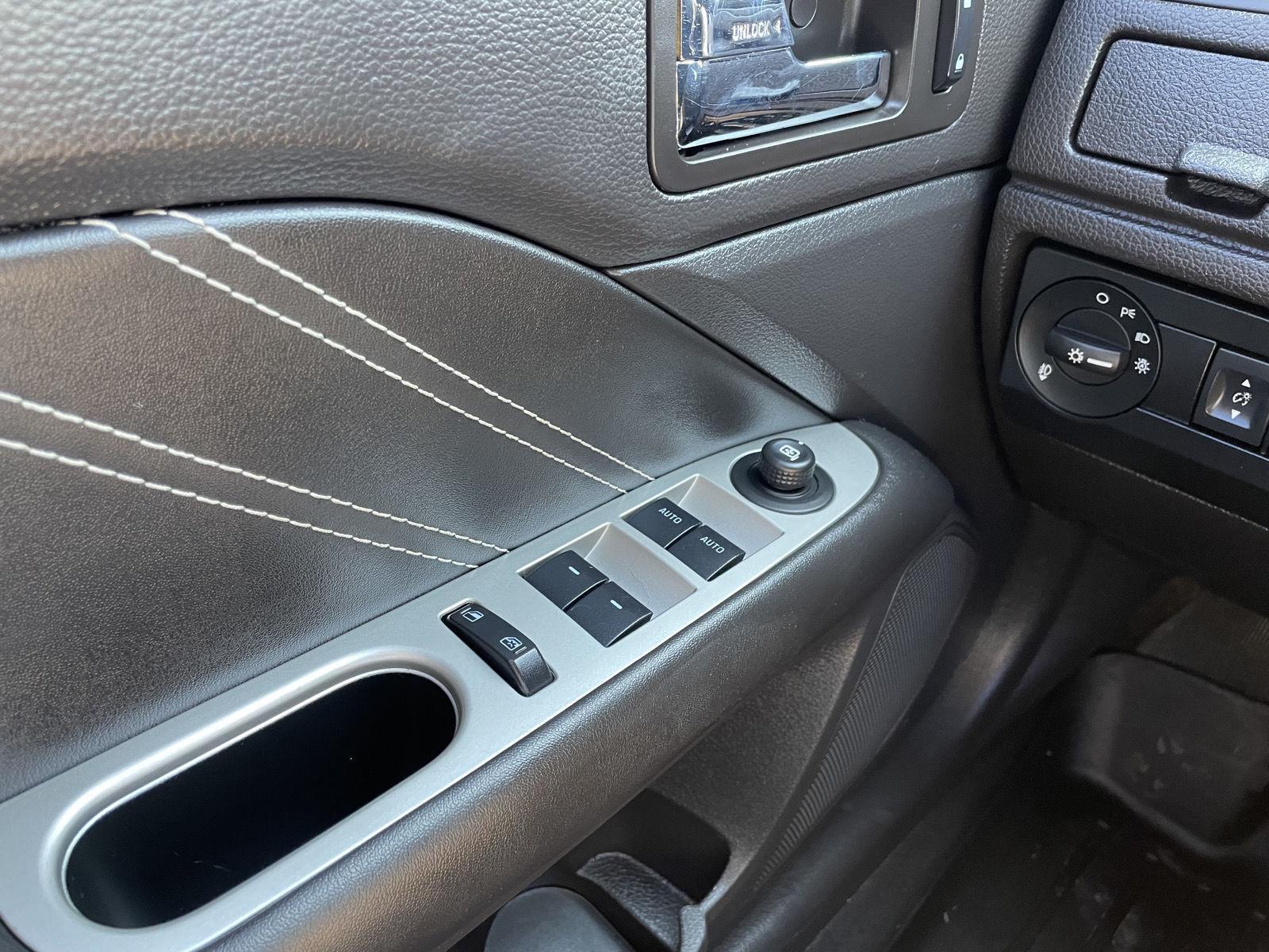 Vehicle photo 25