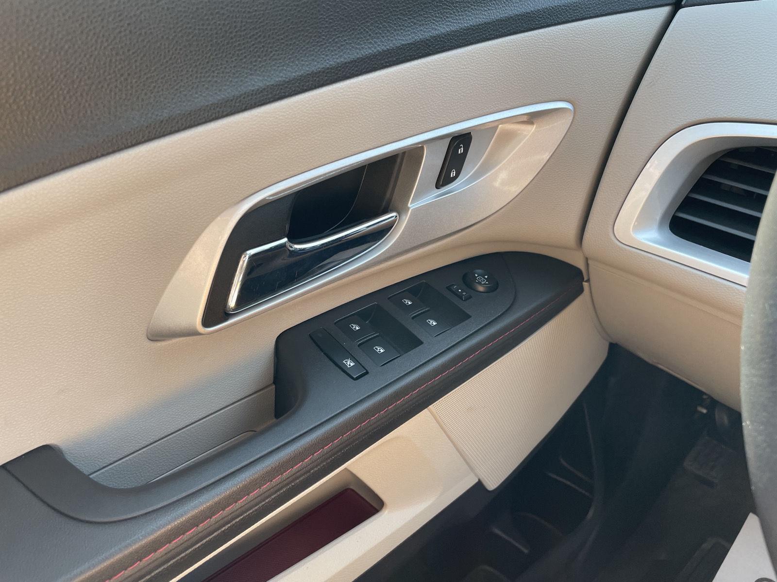 Vehicle photo 26