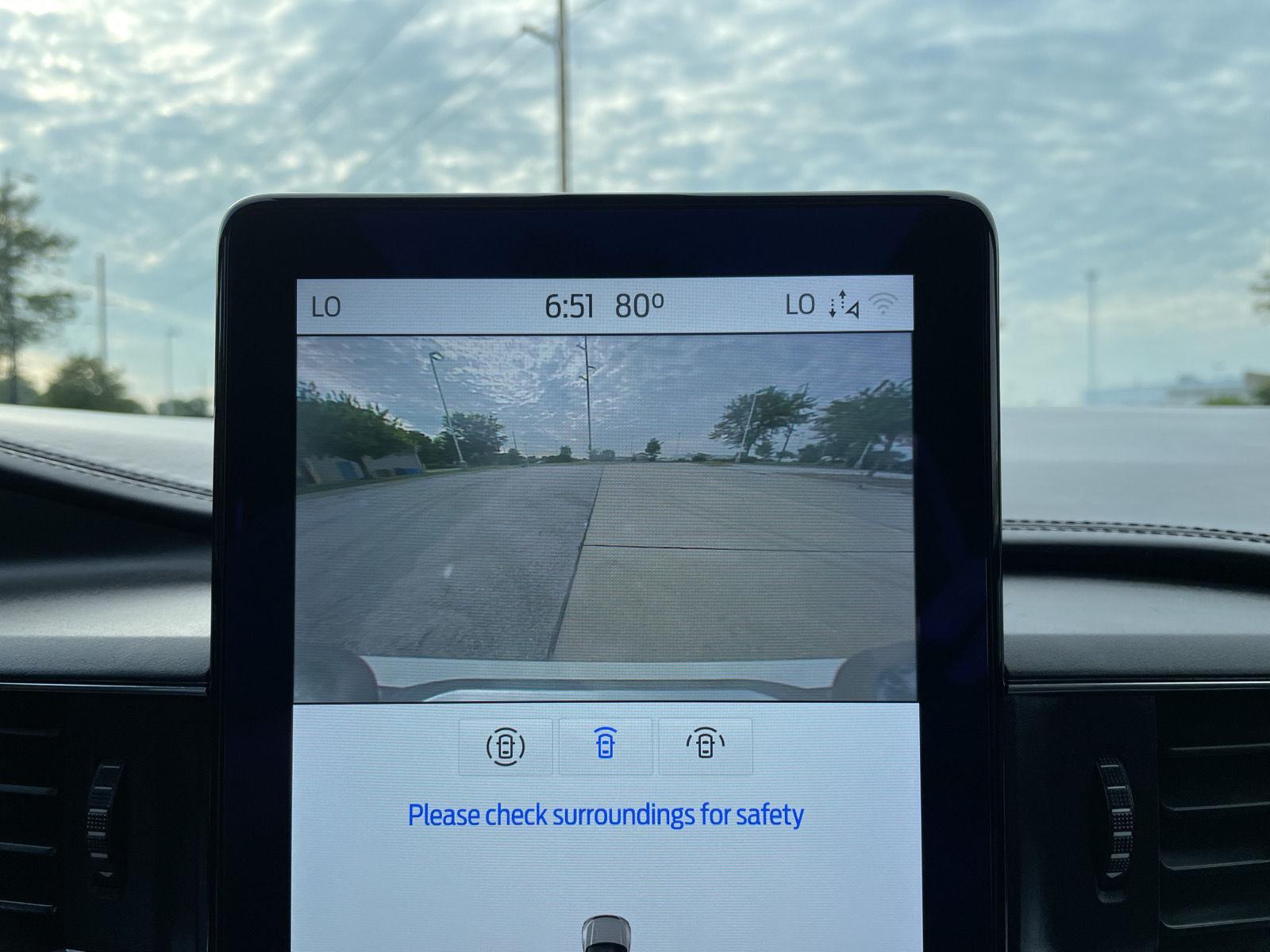 Vehicle photo 26
