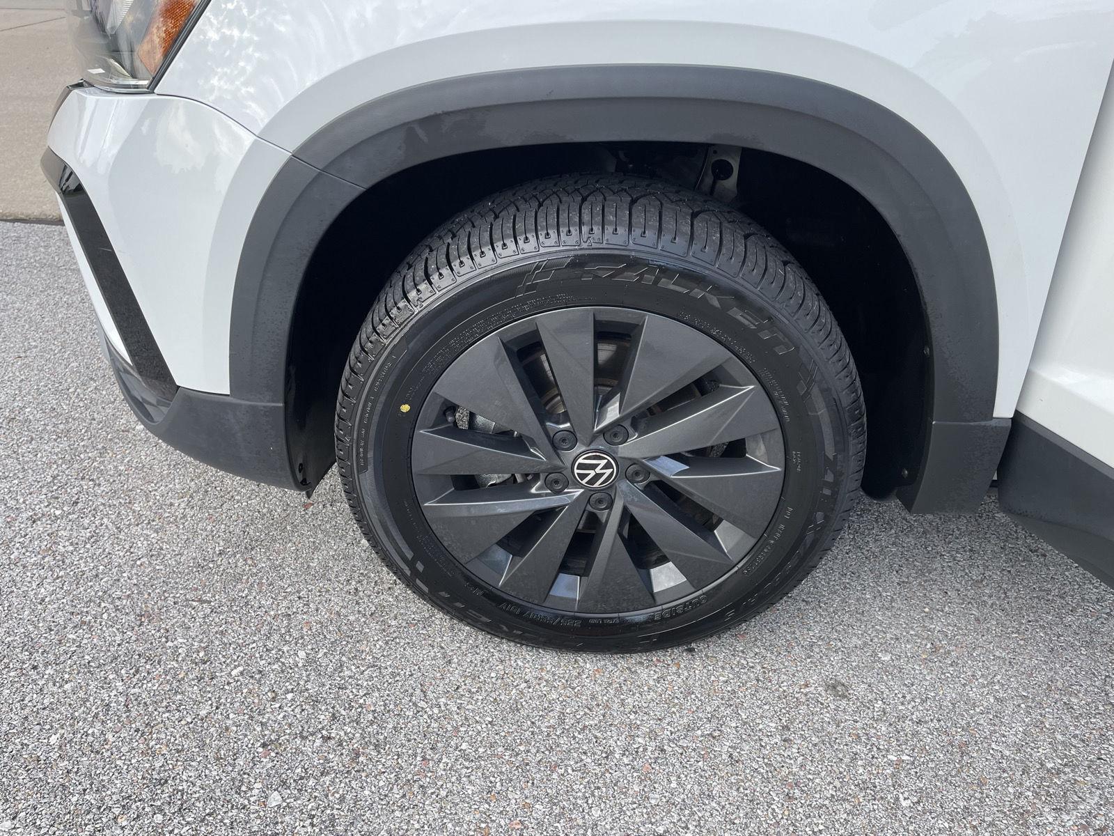 Vehicle photo 10