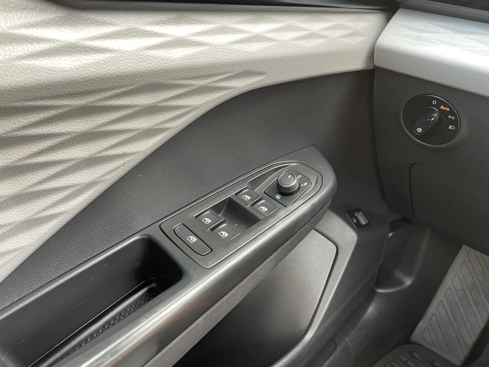 Vehicle photo 29