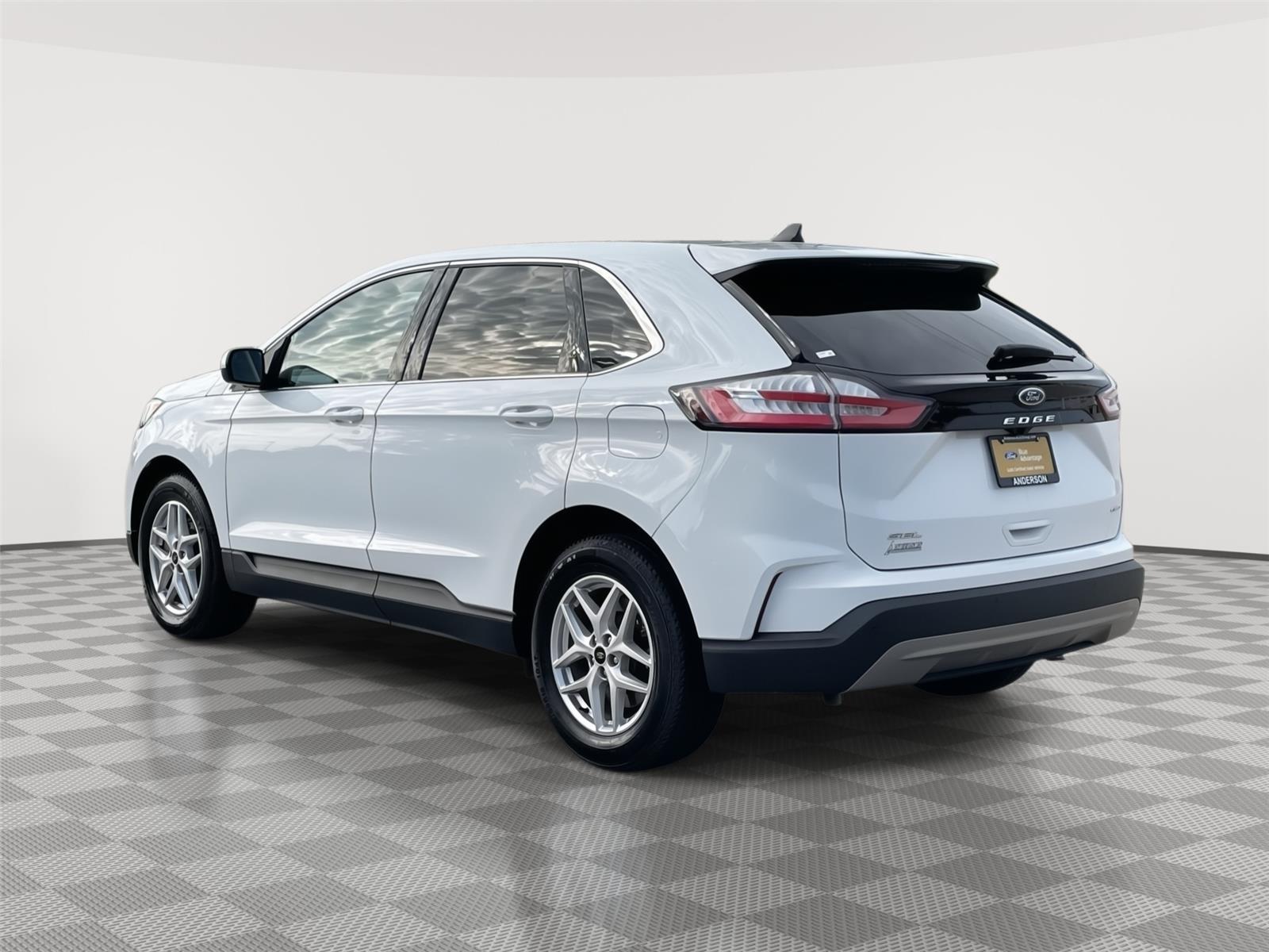 Vehicle photo 9