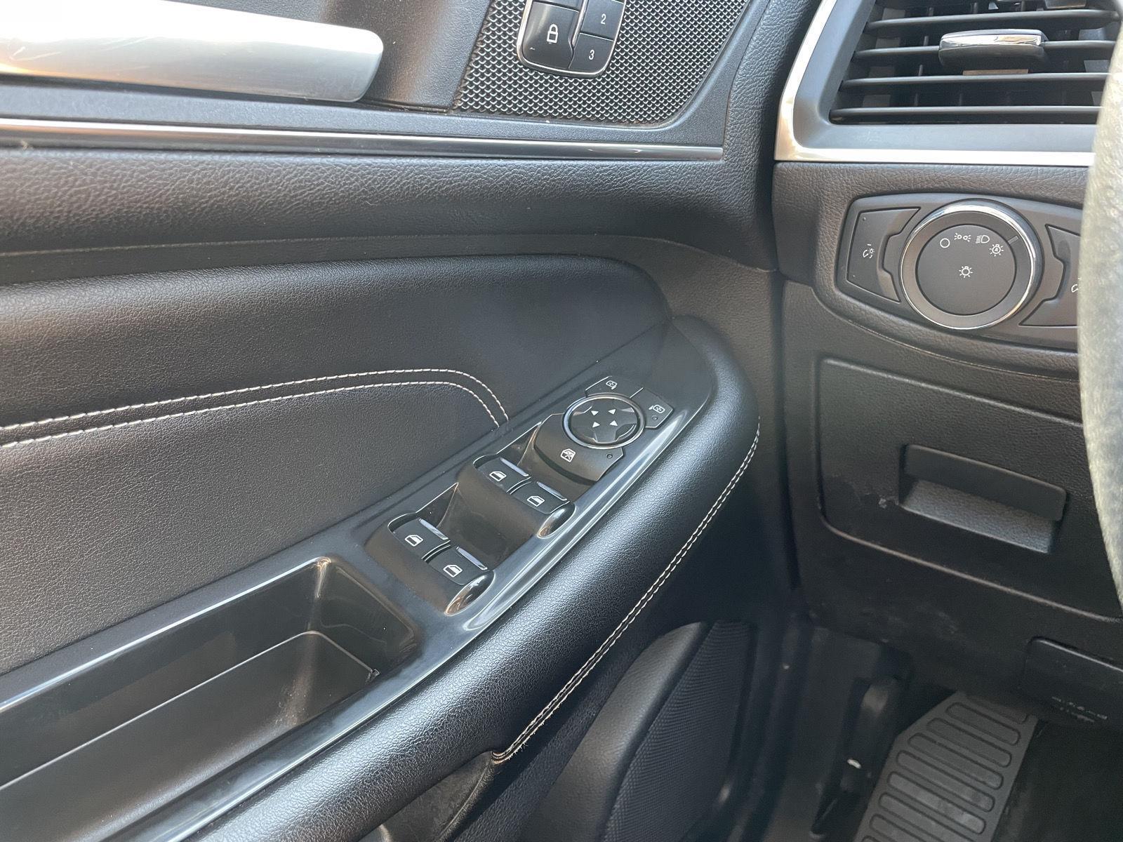 Vehicle photo 29
