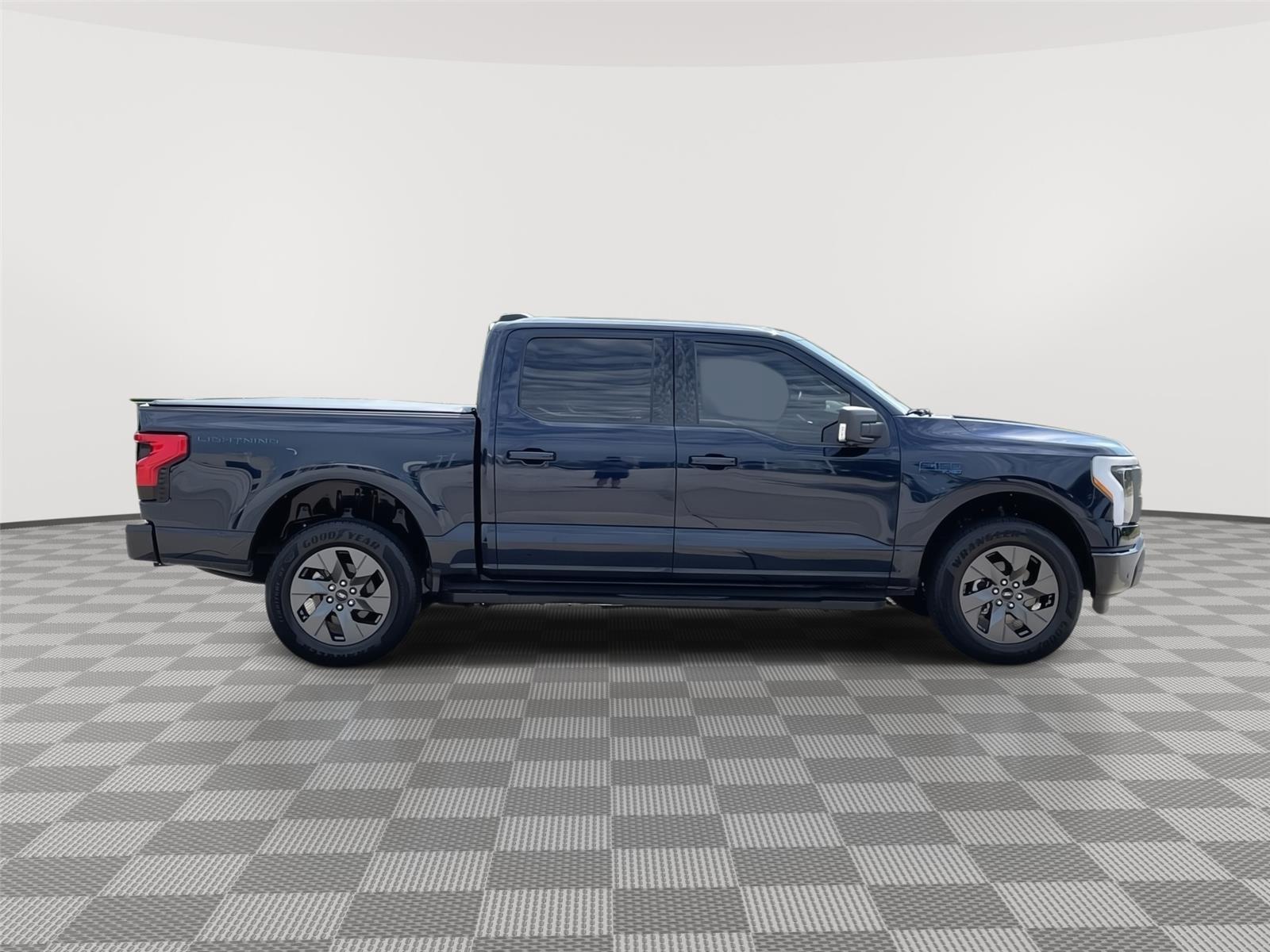 Vehicle photo 6