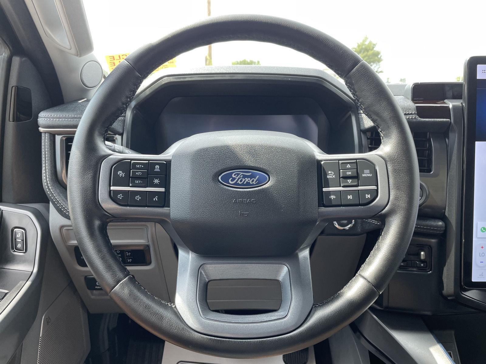 Vehicle photo 12