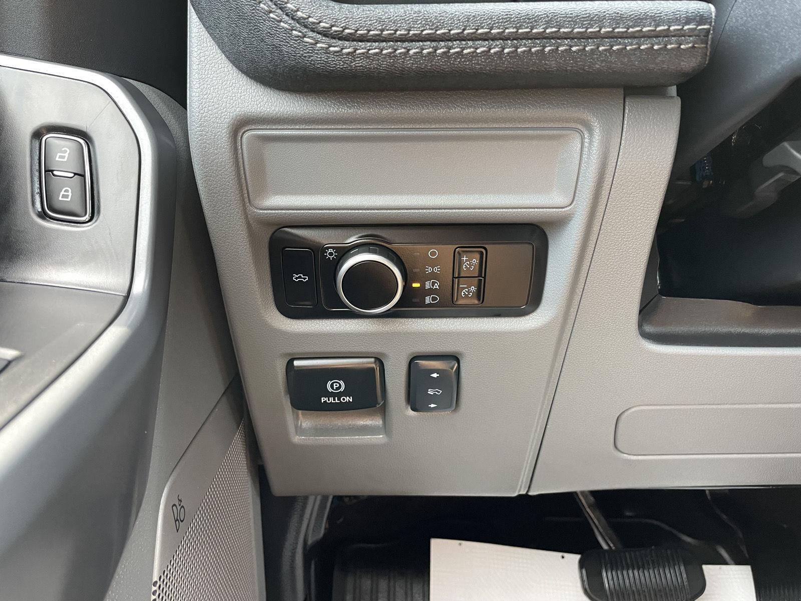 Vehicle photo 16