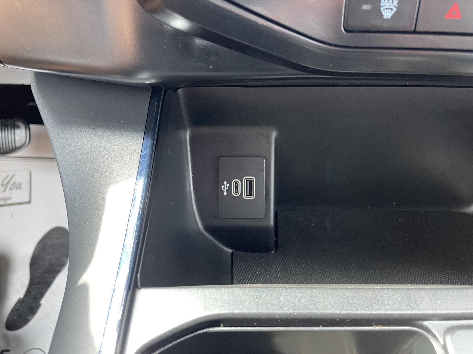 Vehicle photo 29