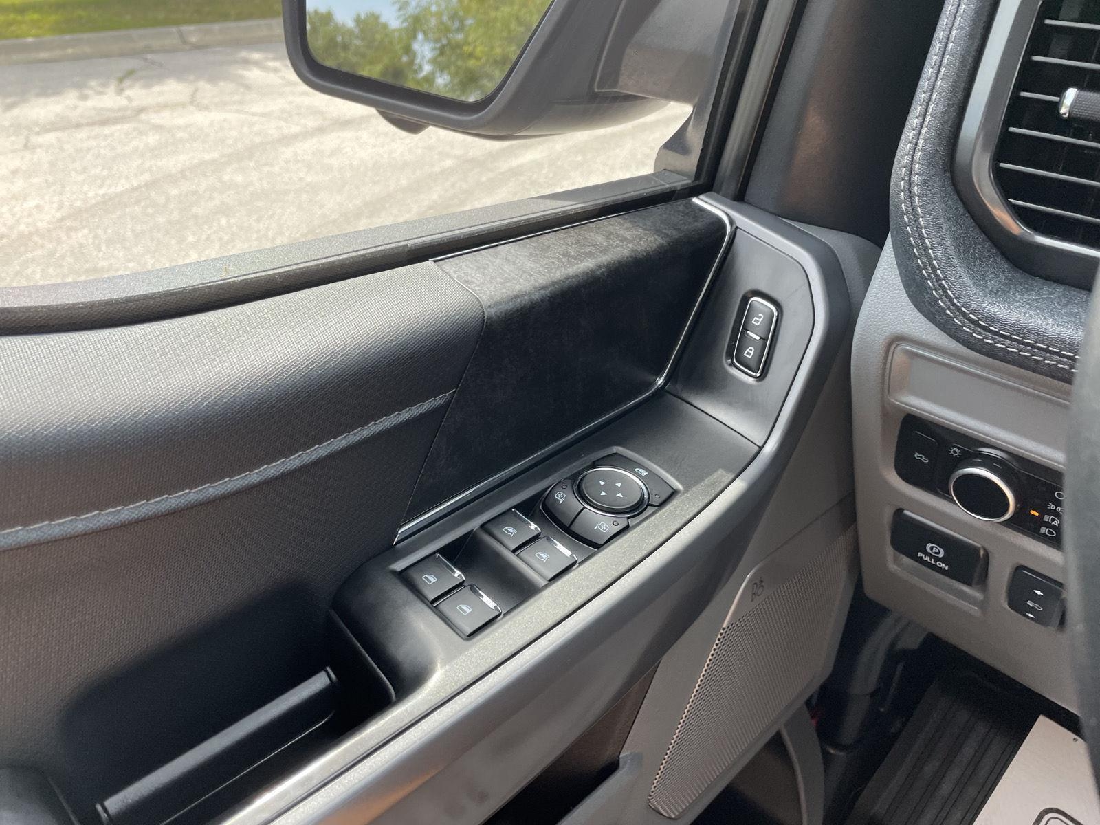 Vehicle photo 32