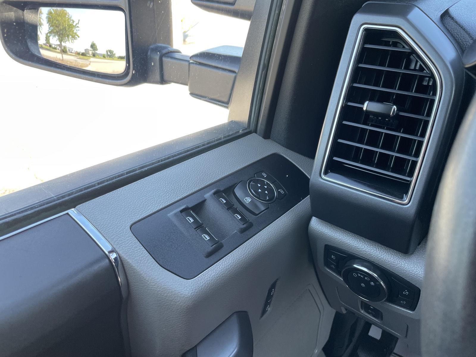 Vehicle photo 28
