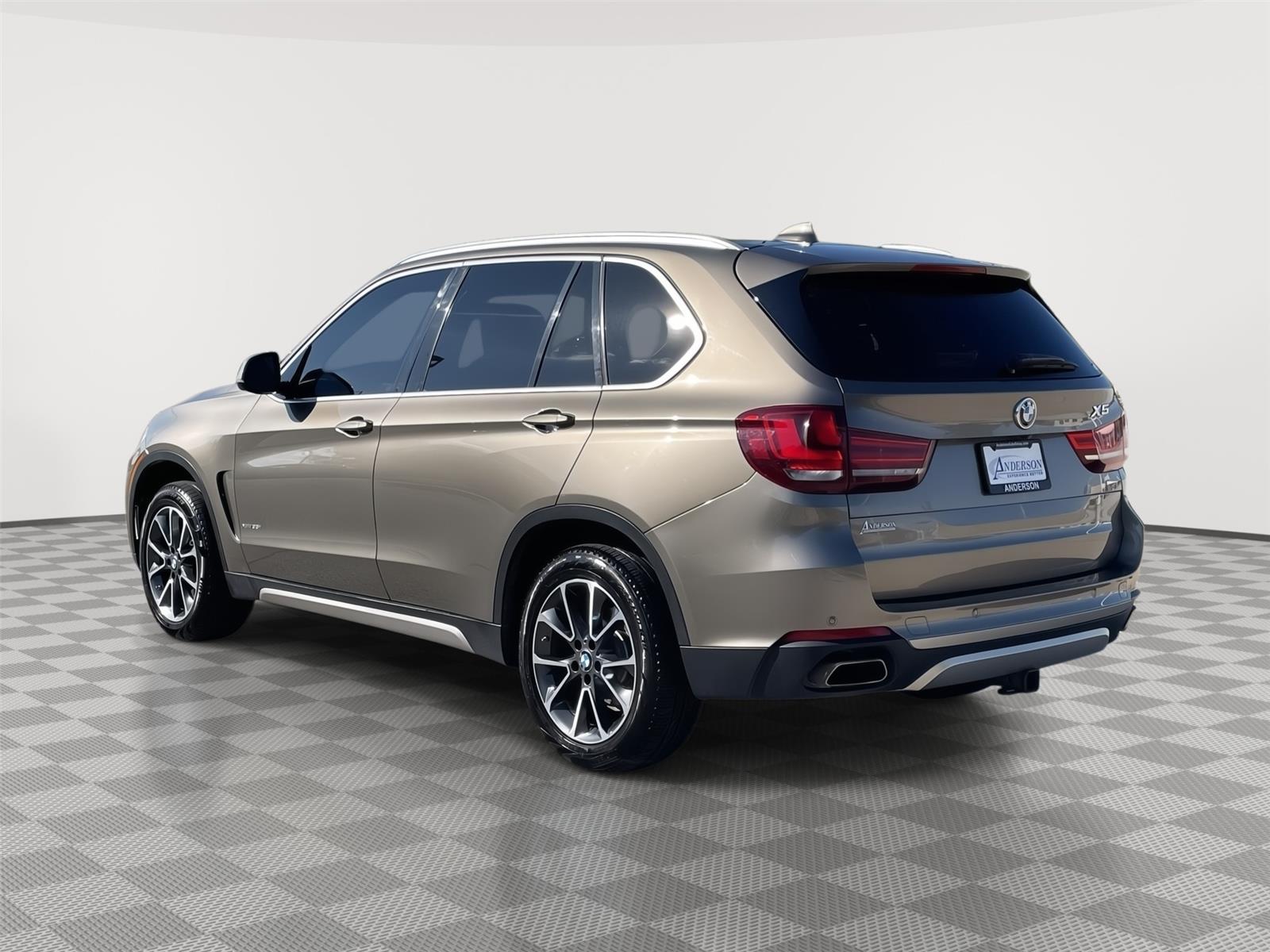 Vehicle photo 9