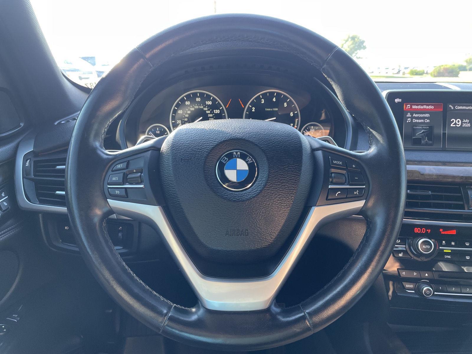 Vehicle photo 12