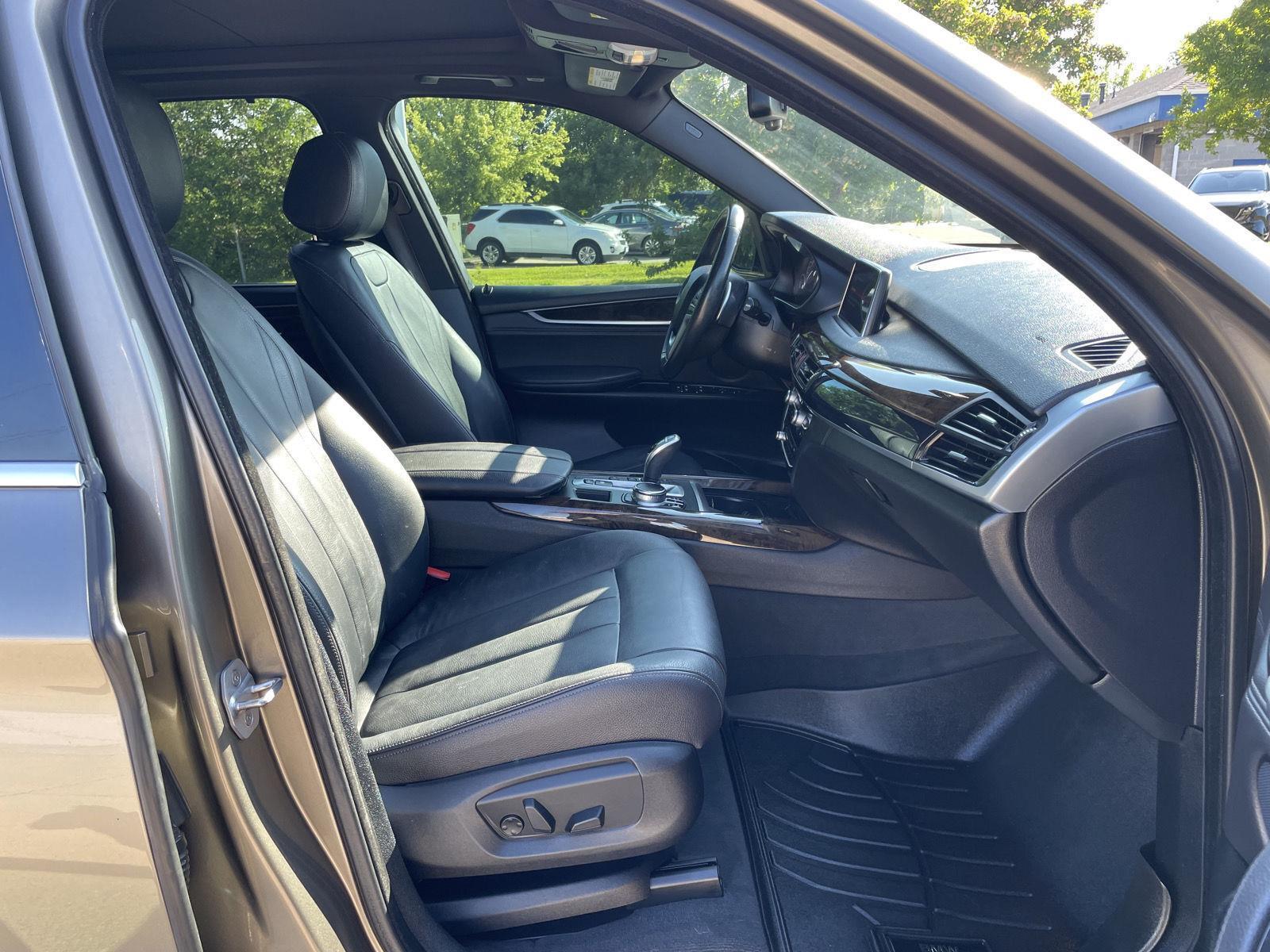 Vehicle photo 19