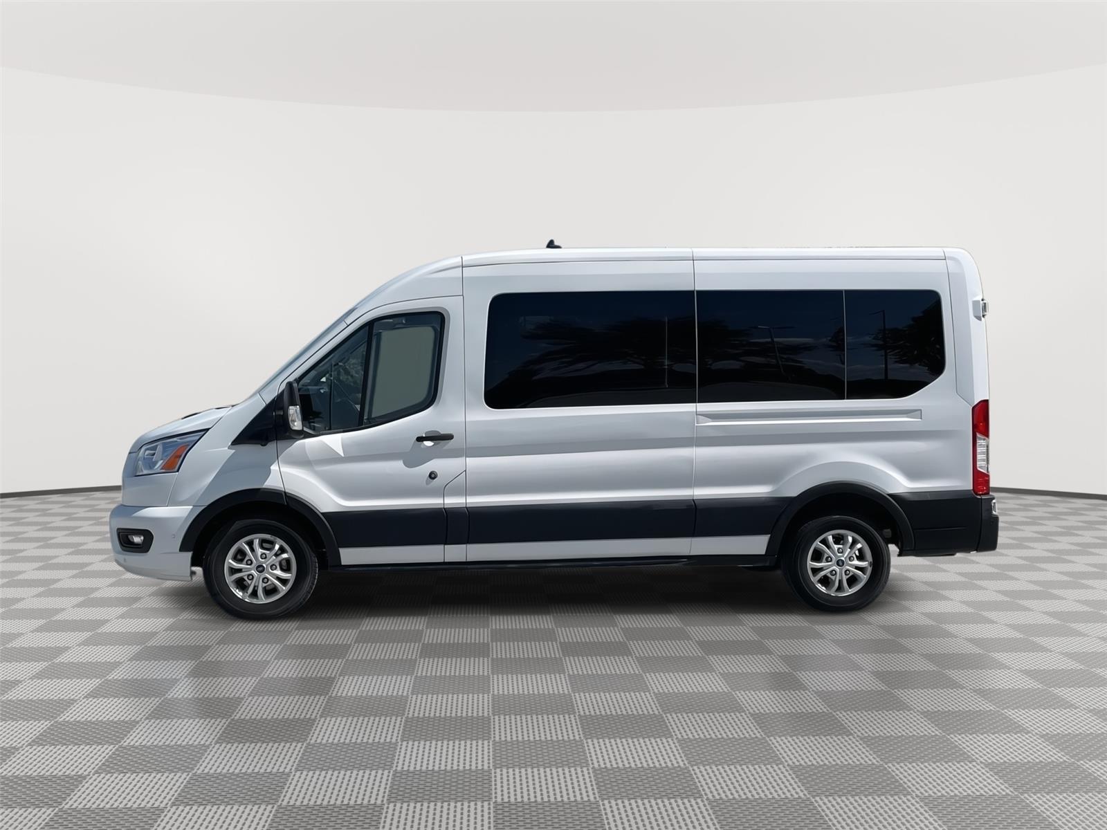 Vehicle photo 2