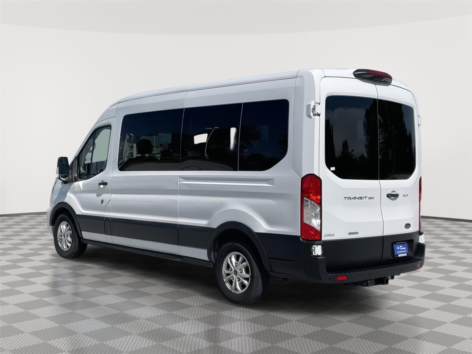 Vehicle photo 9