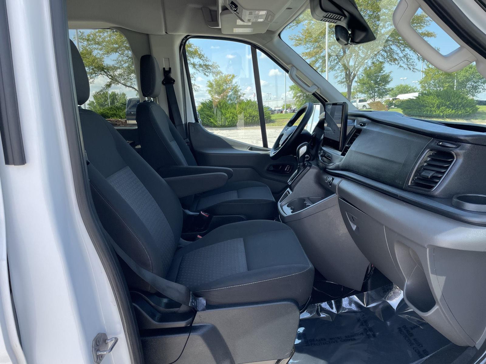 Vehicle photo 18