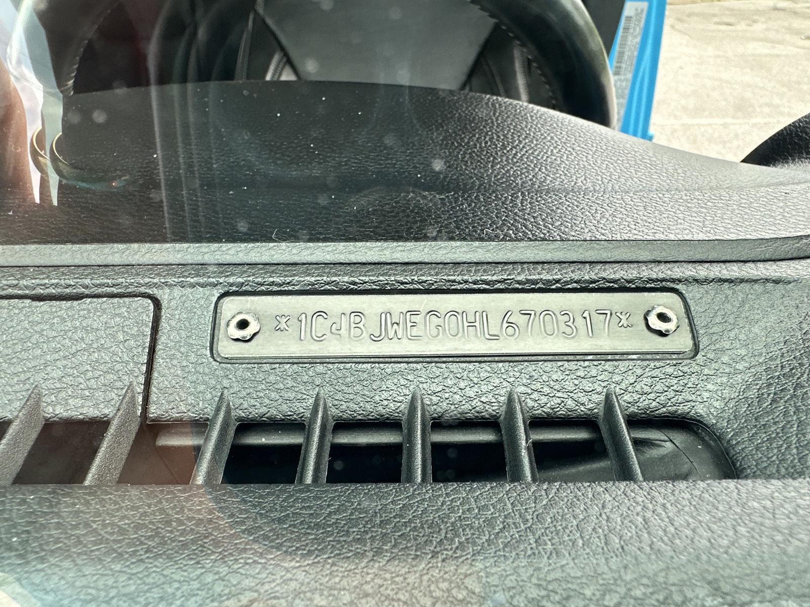 Vehicle photo 29