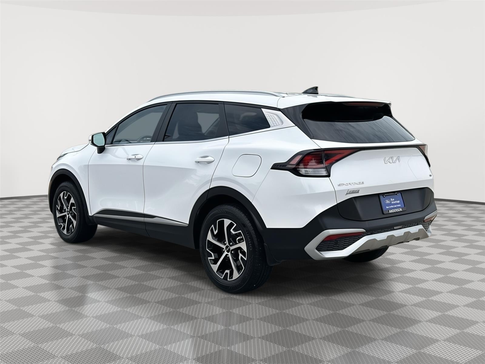 Vehicle photo 9