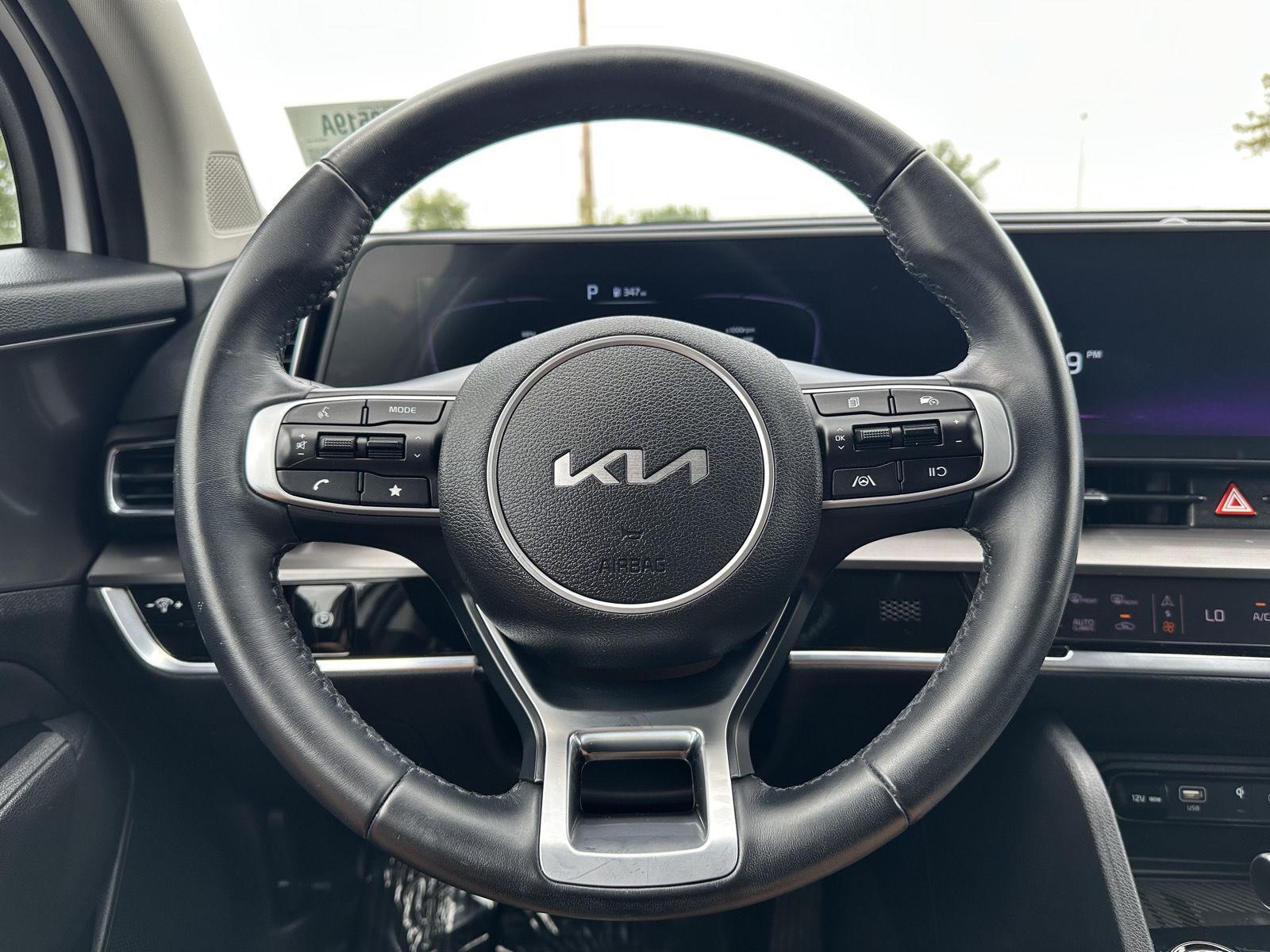 Vehicle photo 12