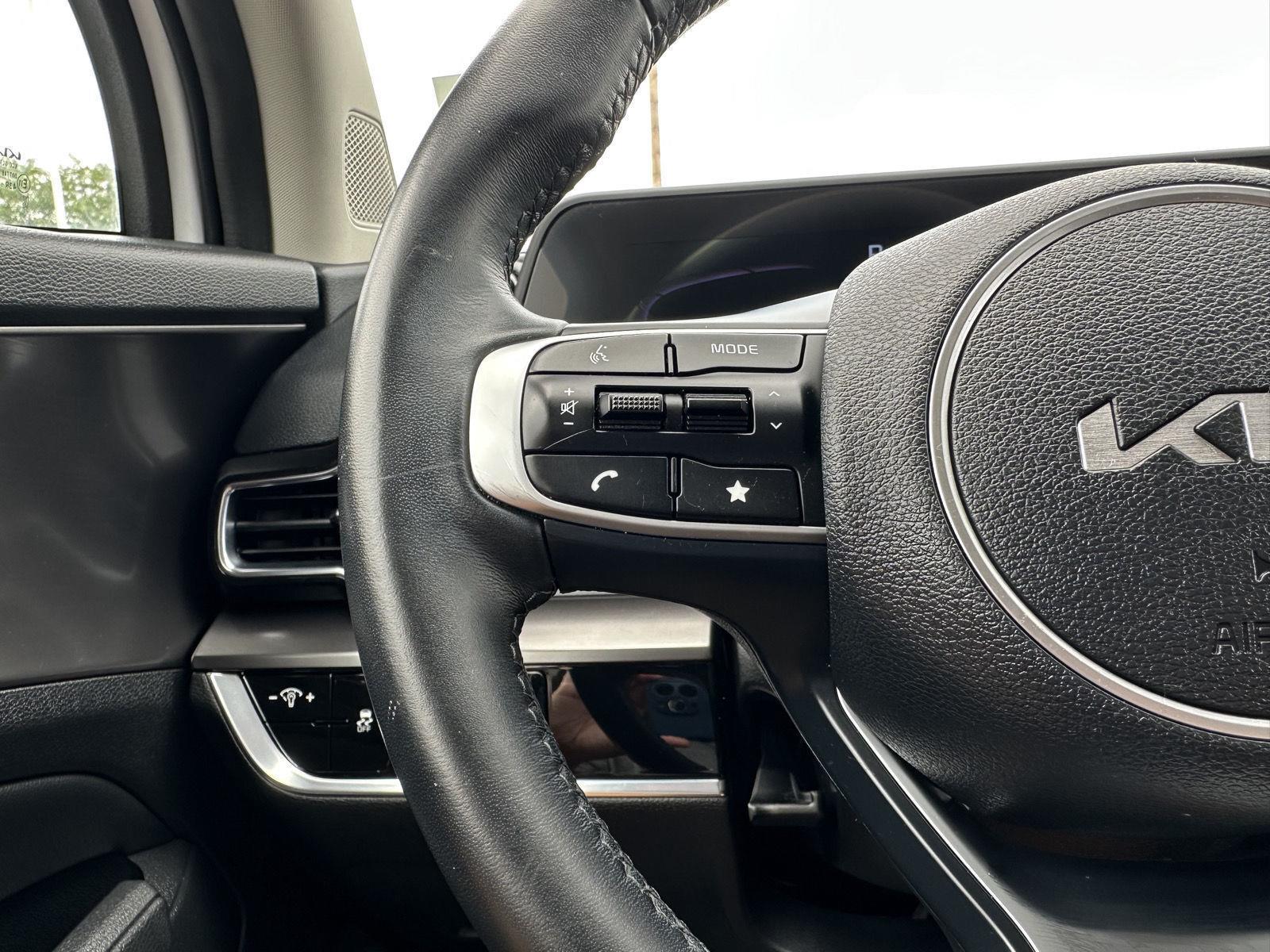 Vehicle photo 13