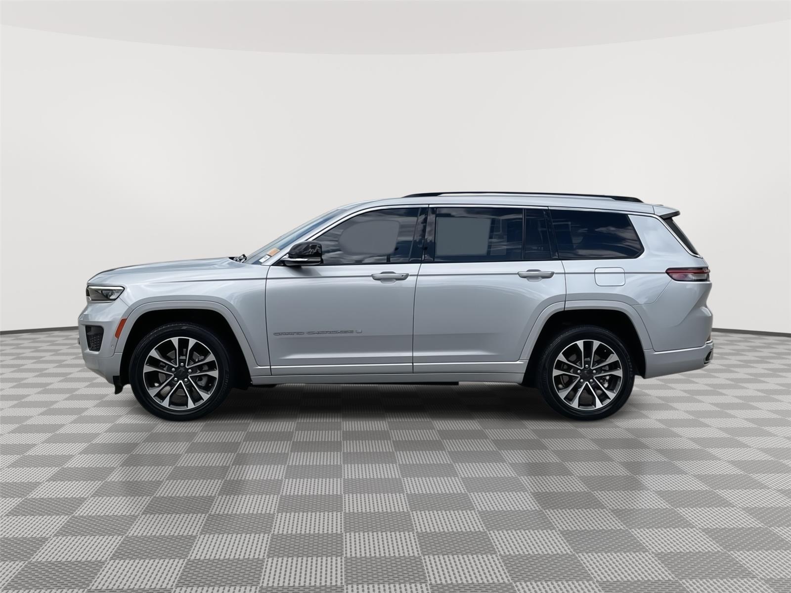 Vehicle photo 2