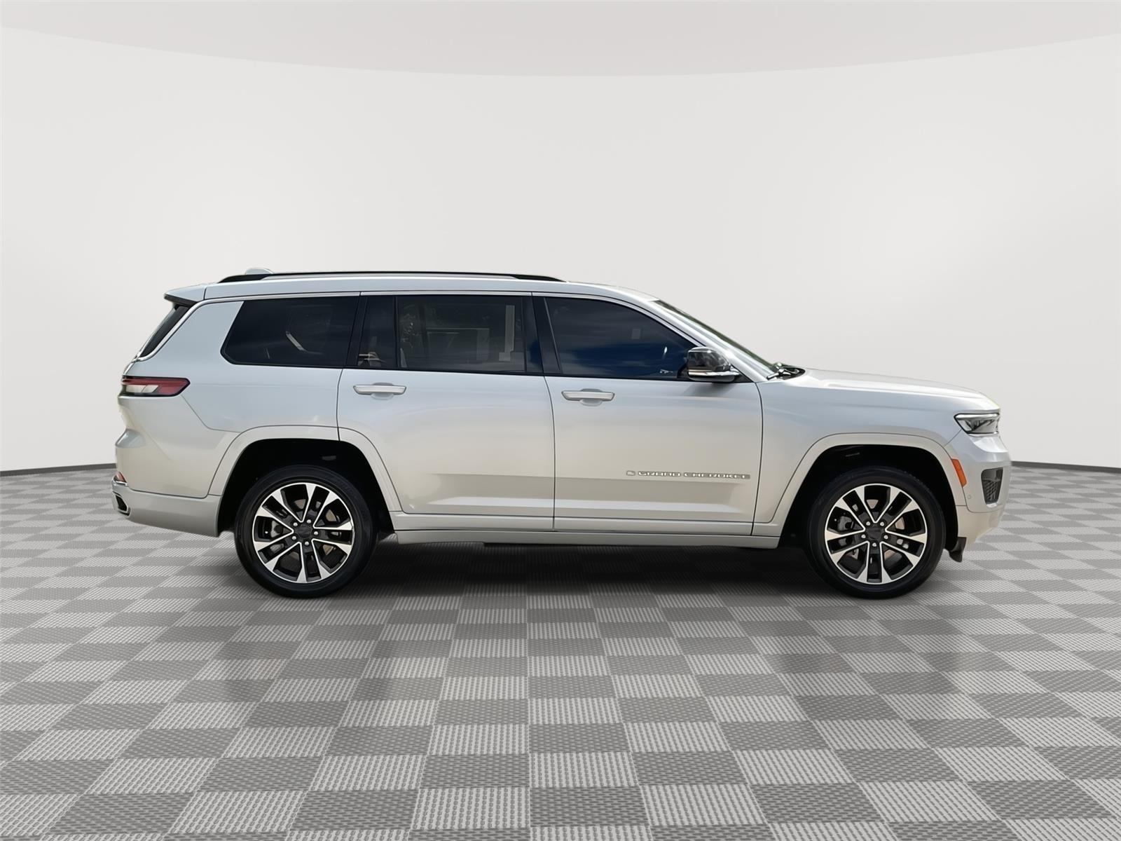 Vehicle photo 6