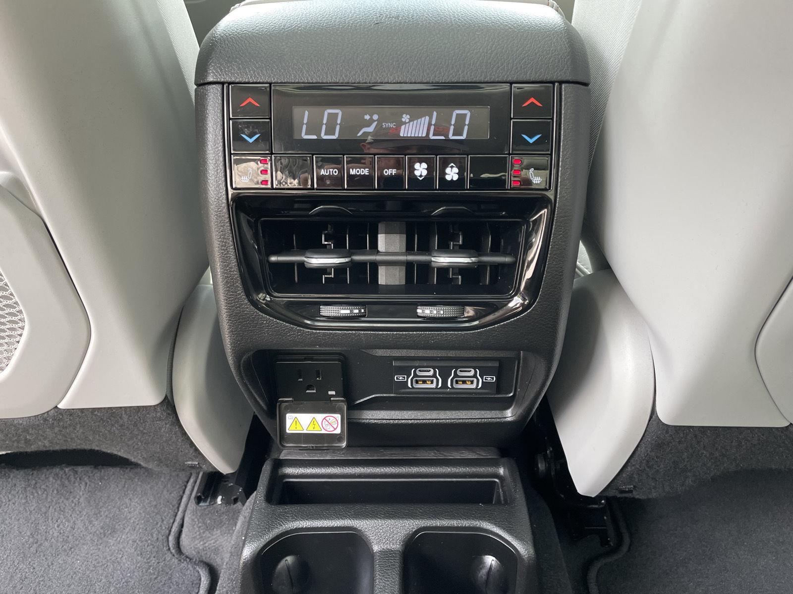 Vehicle photo 21