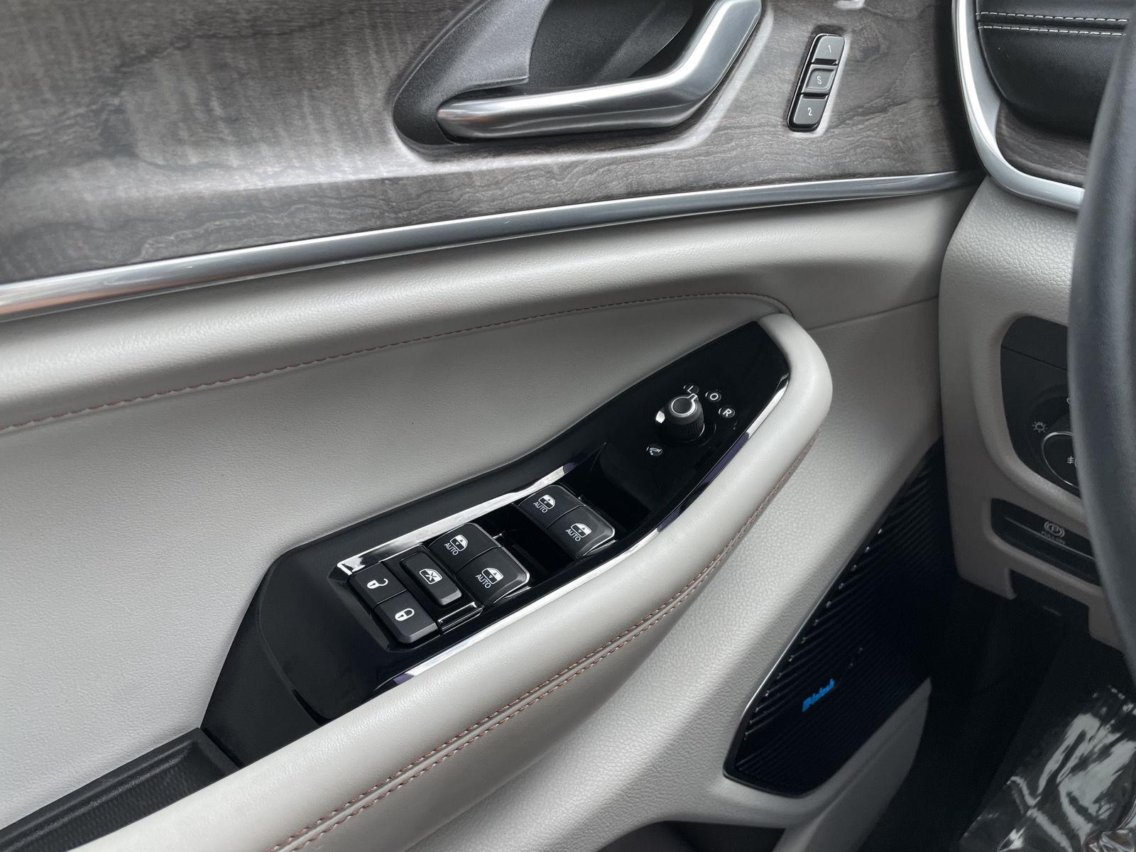 Vehicle photo 34