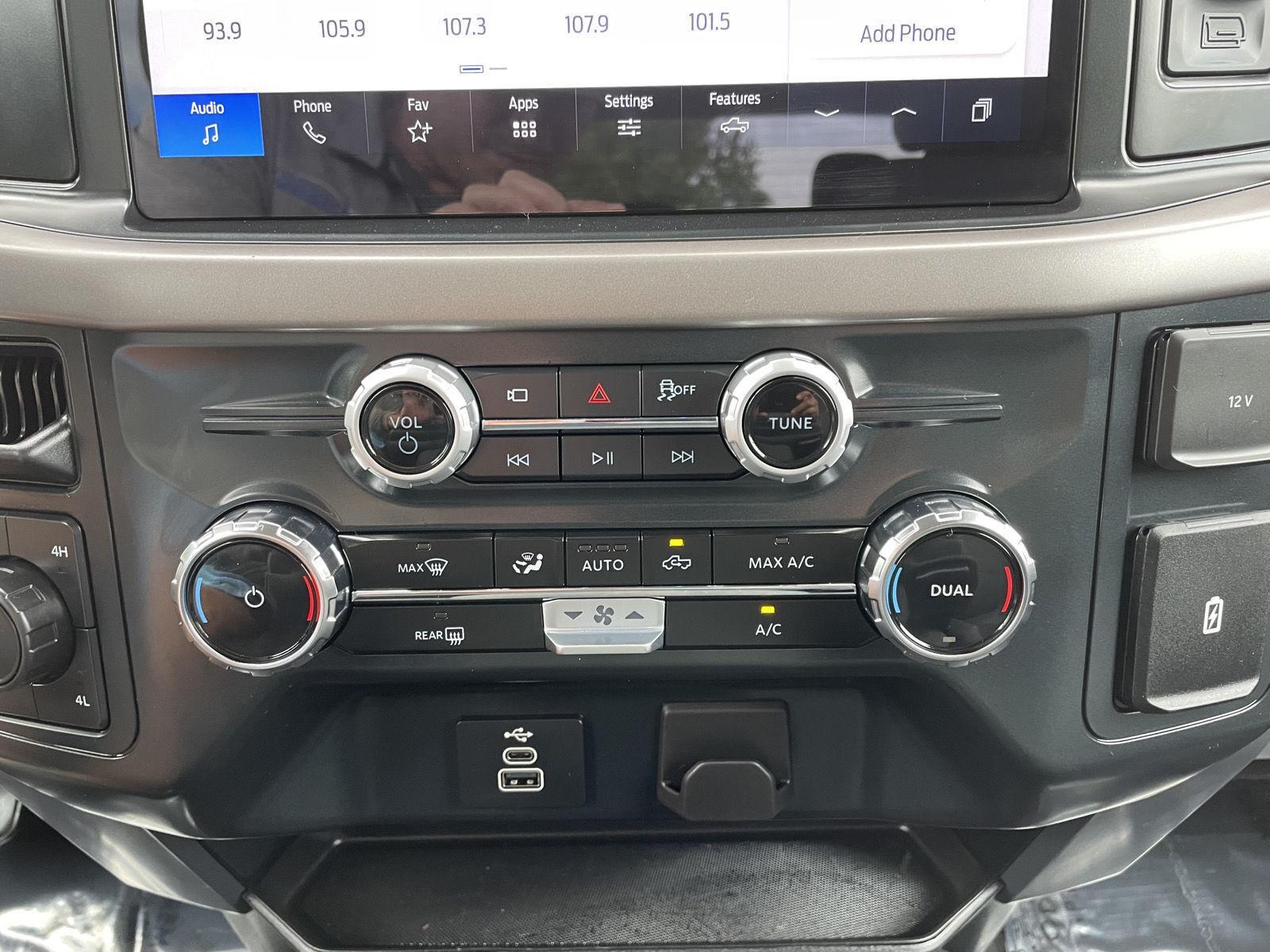 Vehicle photo 24
