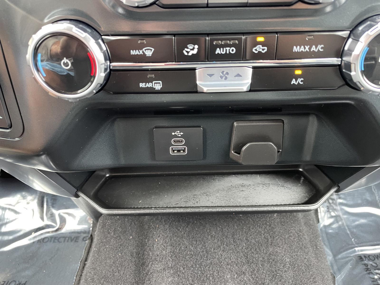 Vehicle photo 25