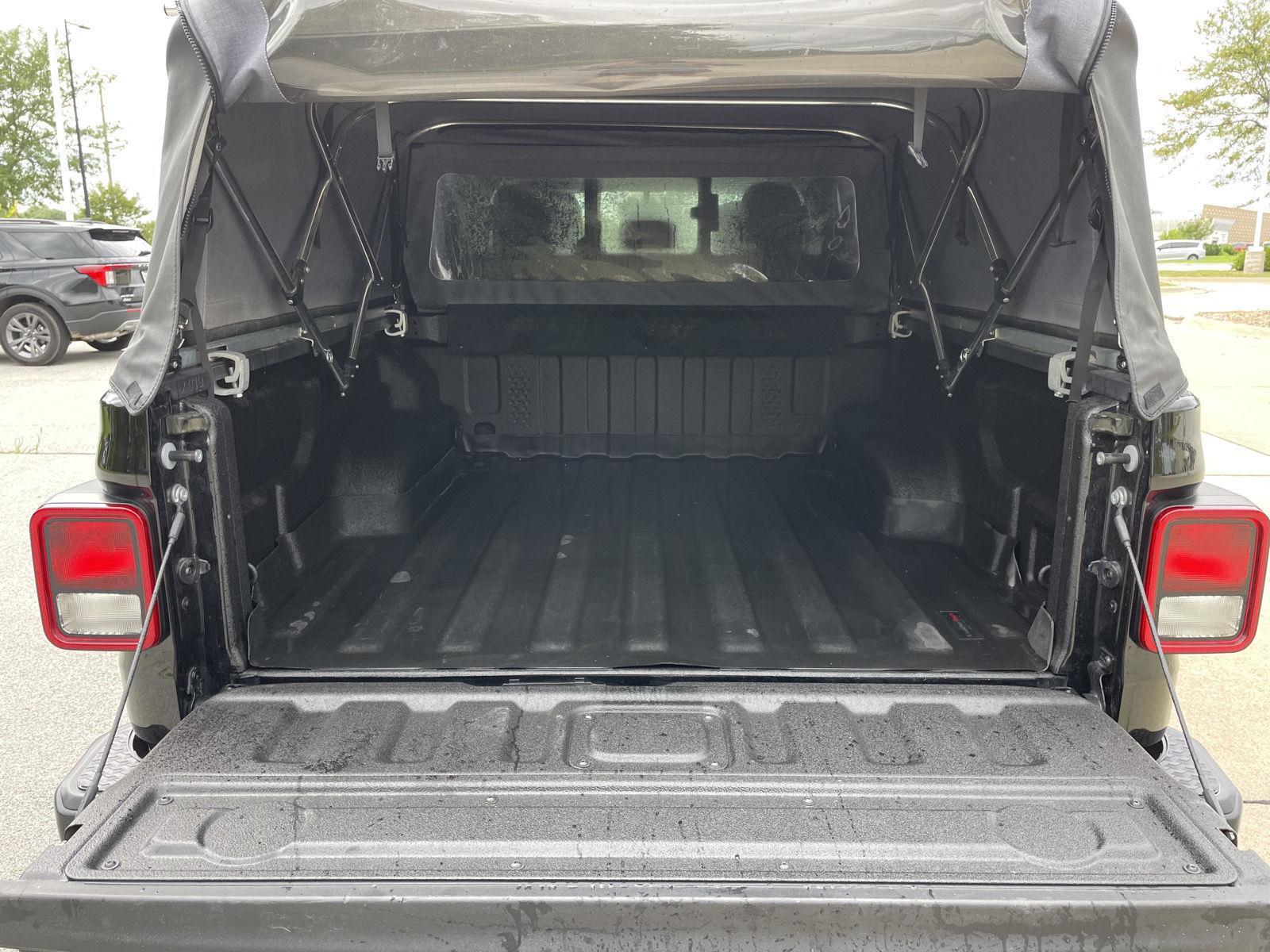 Vehicle photo 29