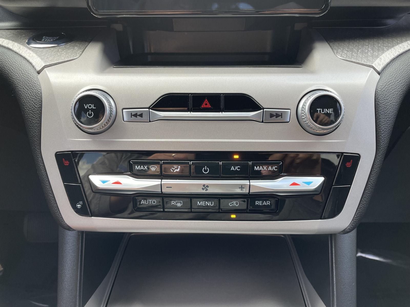Vehicle photo 27