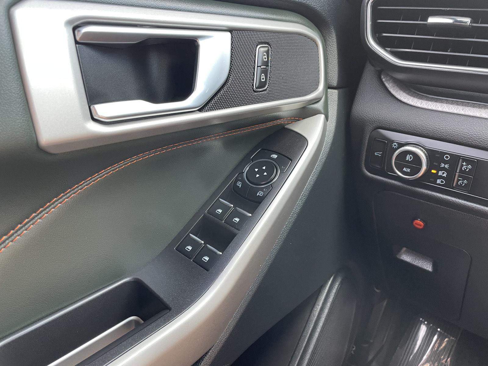 Vehicle photo 30