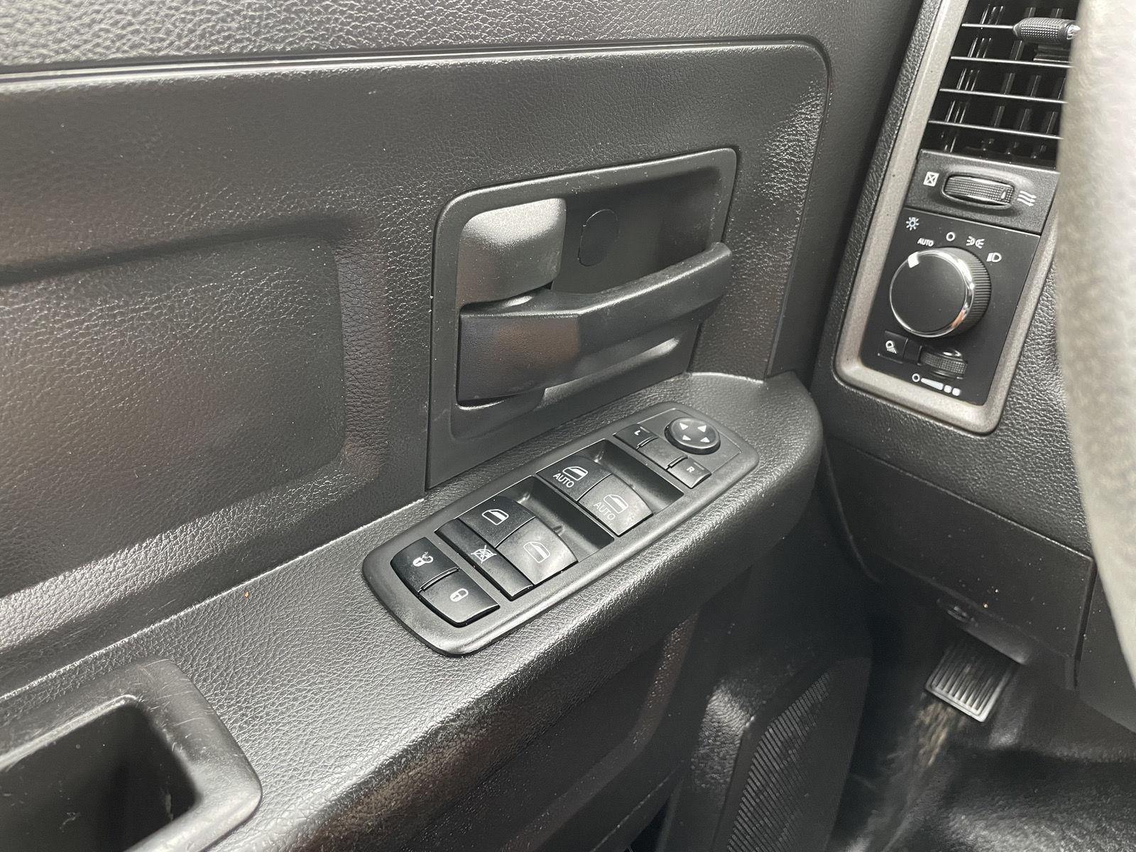 Vehicle photo 25