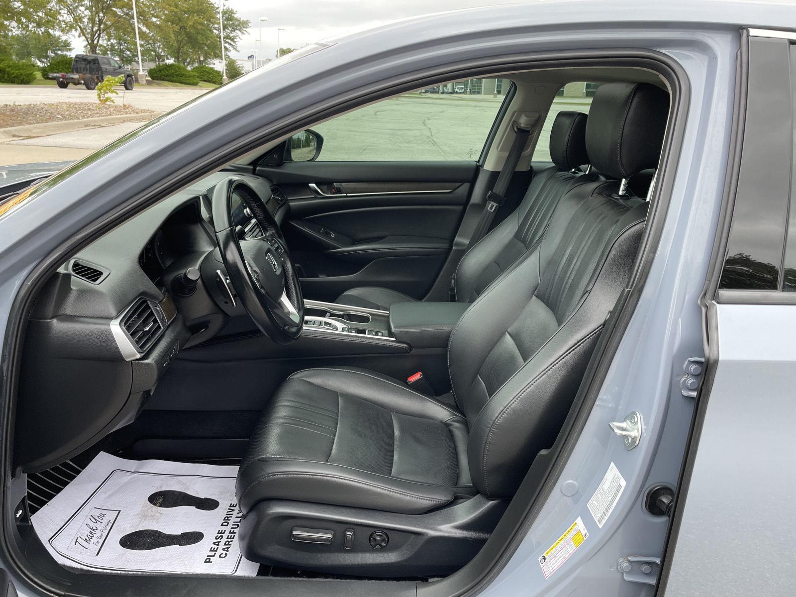 Vehicle photo 17