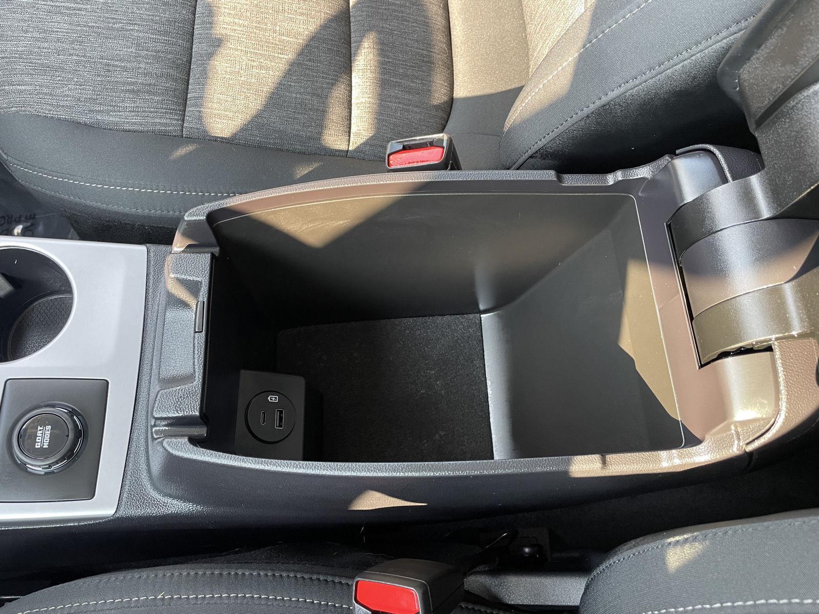 Vehicle photo 29